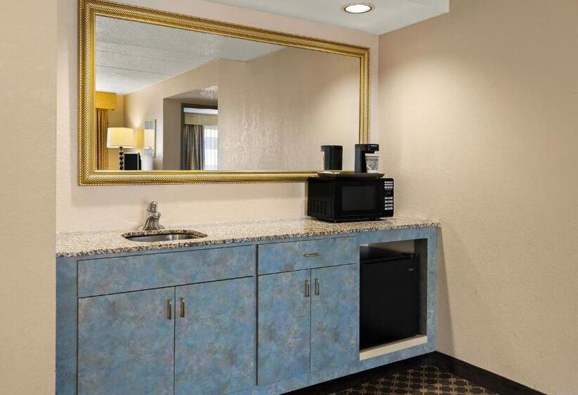 هتل Rl Cleveland Airport West