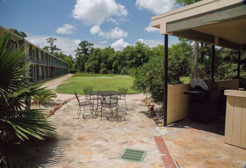 هتل Ramada By Wyndham Houston Intercontinental Airport East