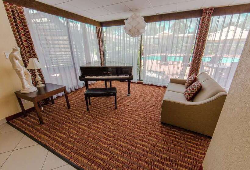هتل Ramada By Wyndham Houston Intercontinental Airport East