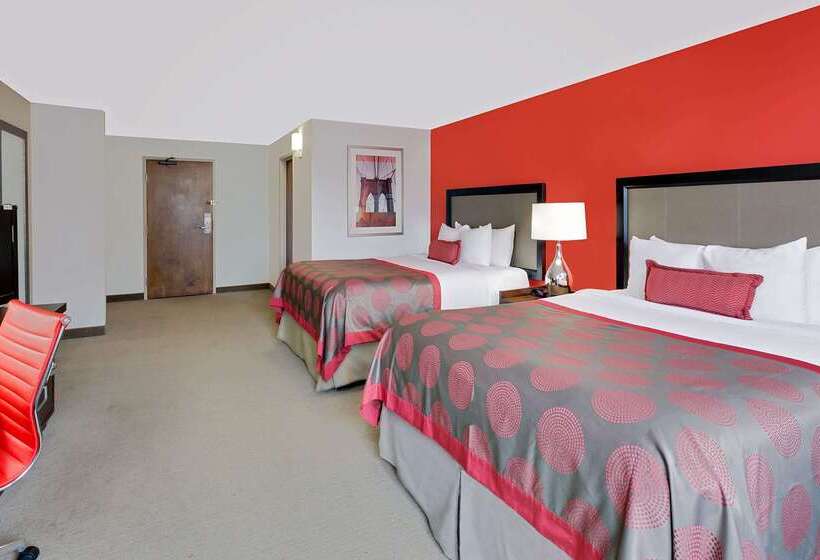 Отель Ramada By Wyndham Marquette