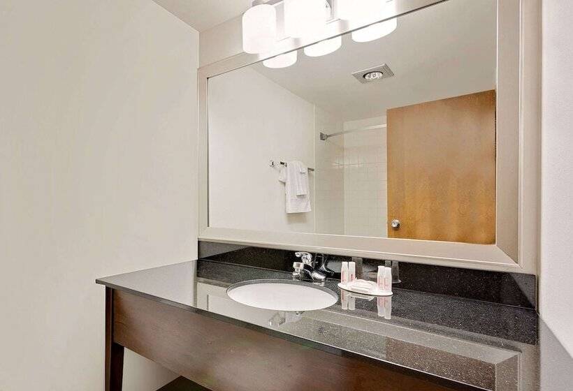 Отель Ramada By Wyndham Marquette