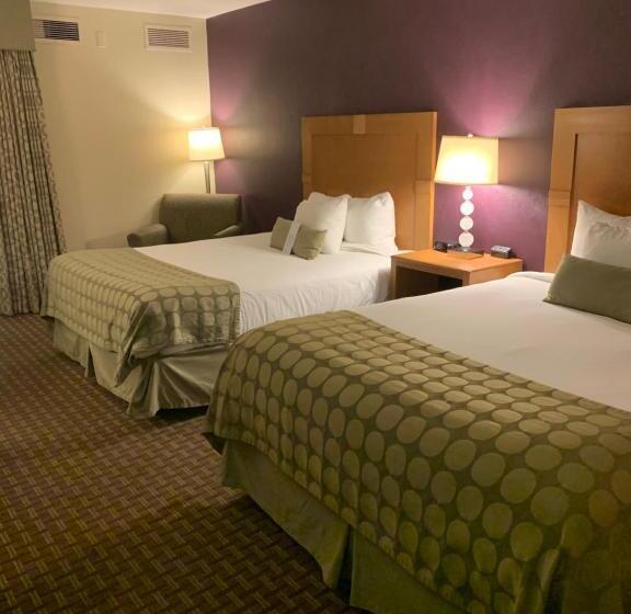 Отель Ramada By Wyndham Marquette