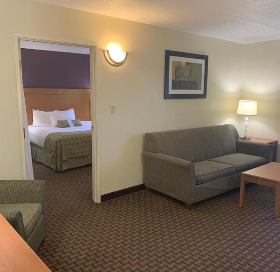 Отель Ramada By Wyndham Marquette