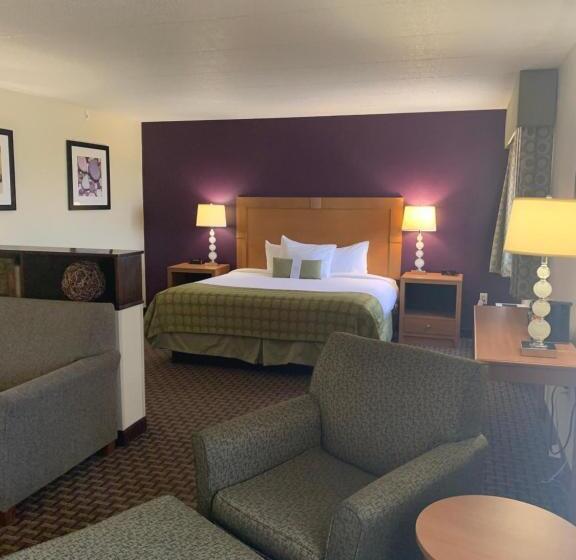 Отель Ramada By Wyndham Marquette