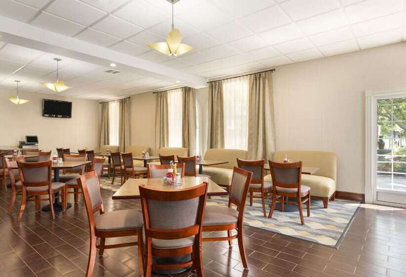 هتل Wyndham Garden Grand Rapids Airport