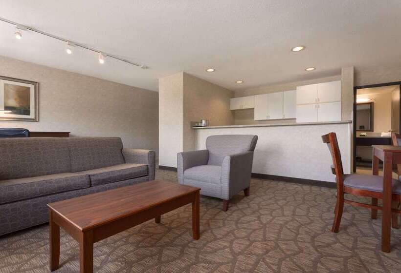 هتل Wyndham Garden Grand Rapids Airport