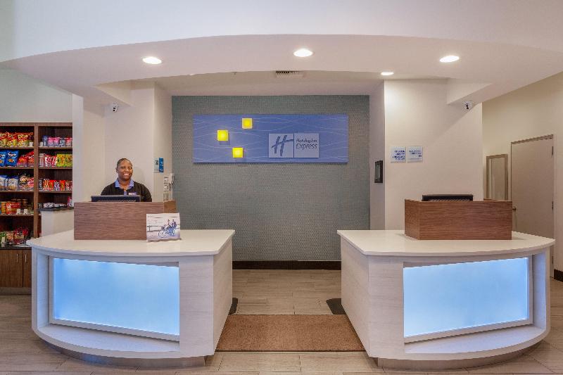 אתר נופש Holiday Inn Express & Suites Oceanfront Daytona Beach Shores, An Ihg