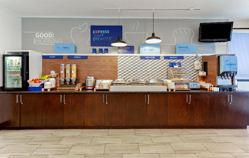 אתר נופש Holiday Inn Express & Suites Oceanfront Daytona Beach Shores, An Ihg