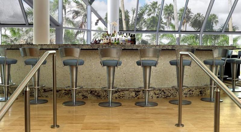 استراحتگاه Pier 66 Hotel & Marina