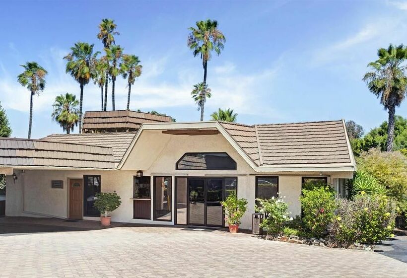 汽车旅馆  Super 8 By Wyndham Long Beach