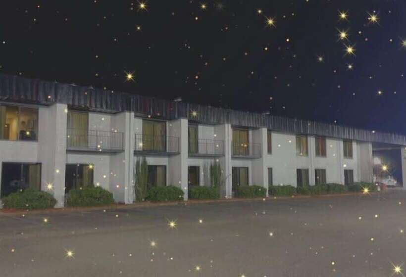 בית מלון כפרי Ahoskie Inn