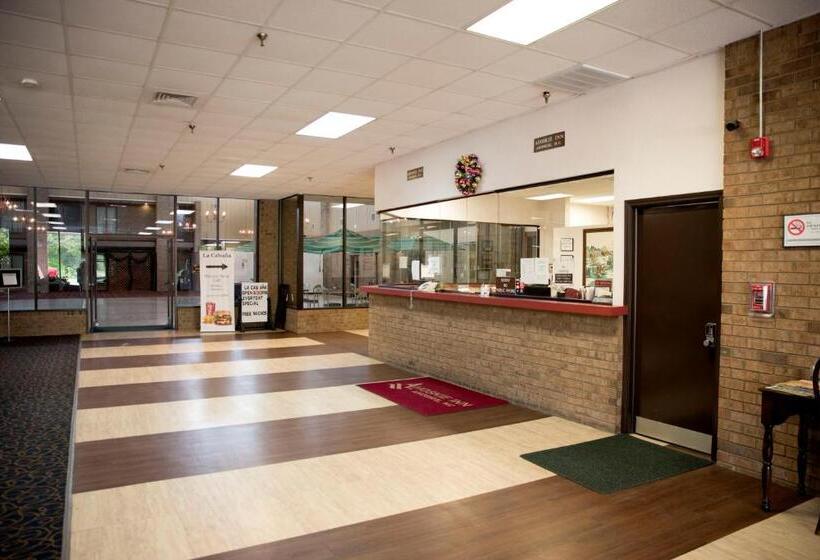 בית מלון כפרי Ahoskie Inn