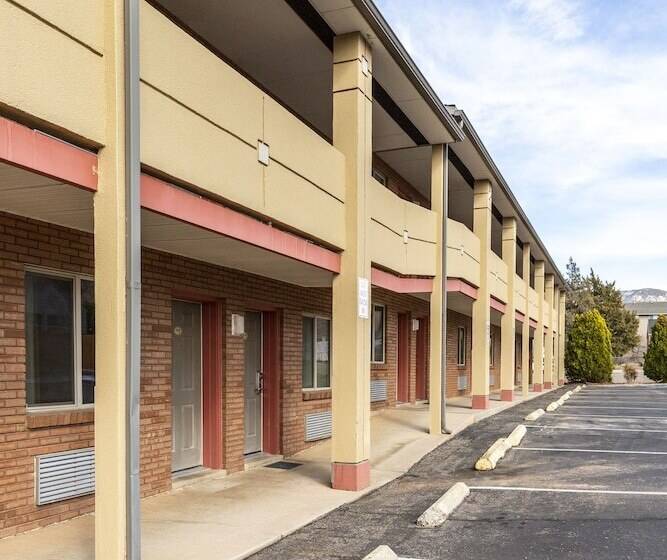 هتل Cedar Valley Inn