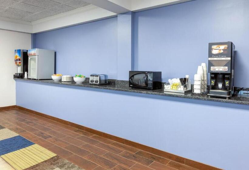 هتل Days Inn By Wyndham Sandusky Cedar Point