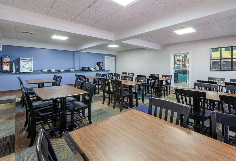 هتل Days Inn By Wyndham Sandusky Cedar Point