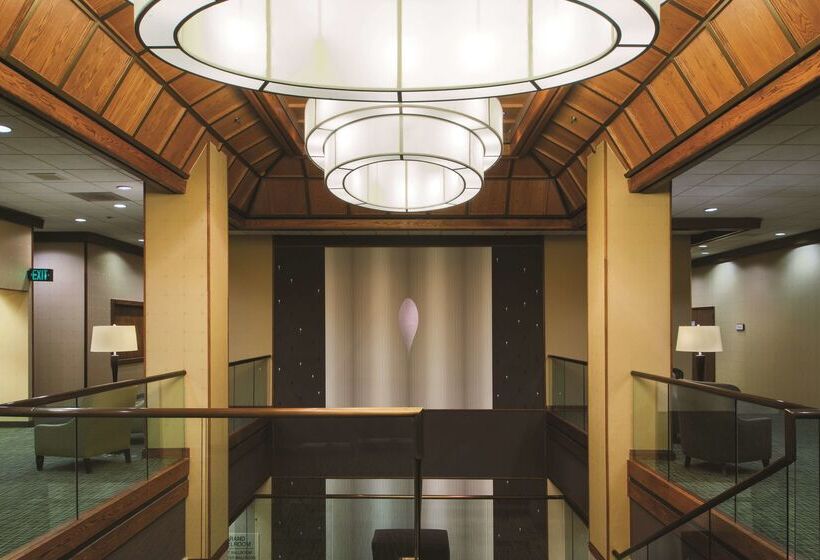 هتل Doubletree By Hilton Omaha Downtown