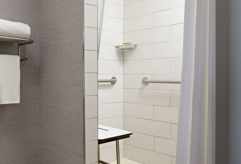 Doubletree By Hilton Fairfield Hotel & Suites