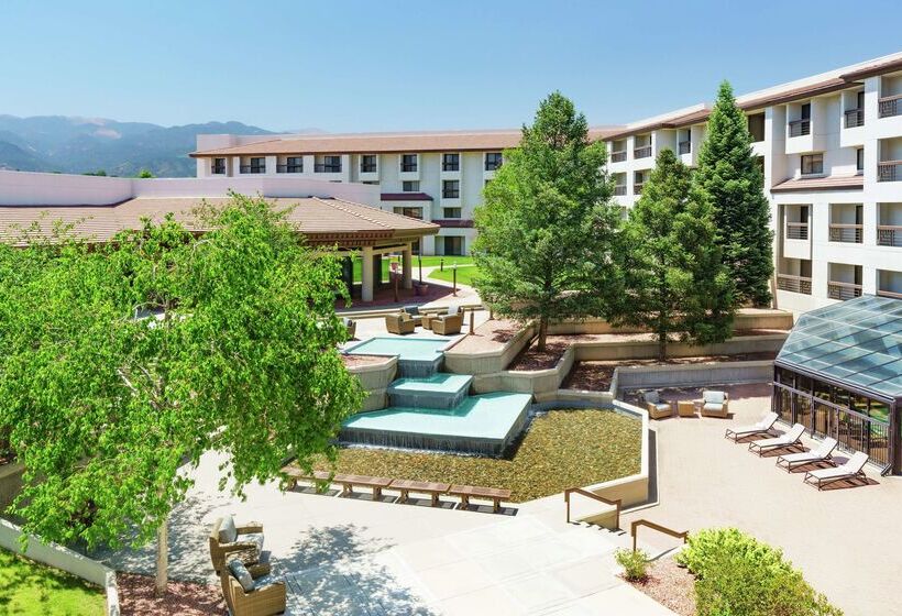 هتل Doubletree By Hilton Colorado Springs