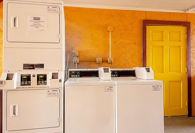 ホテル Economy Inn & Suites