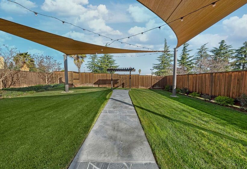 Отель Hilton Sacramento Arden West