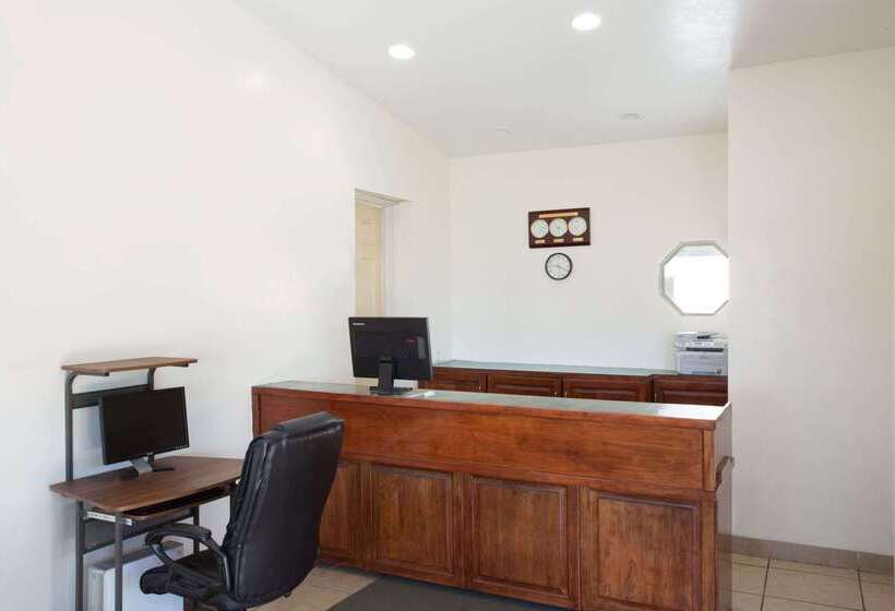 בית מלון כפרי Howard Johnson By Wyndham Brigham City