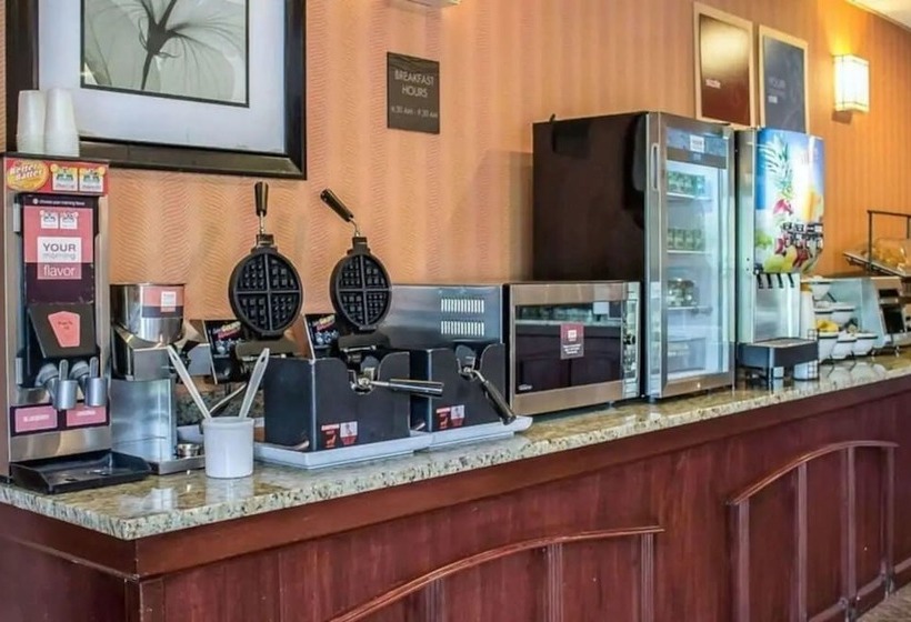 호텔 Norwood Inn & Suites North Conference Center