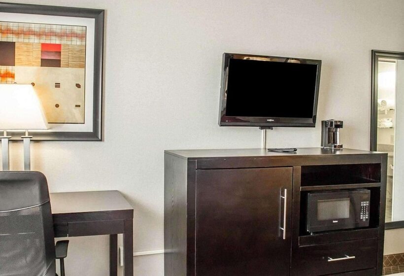 호텔 Norwood Inn & Suites North Conference Center