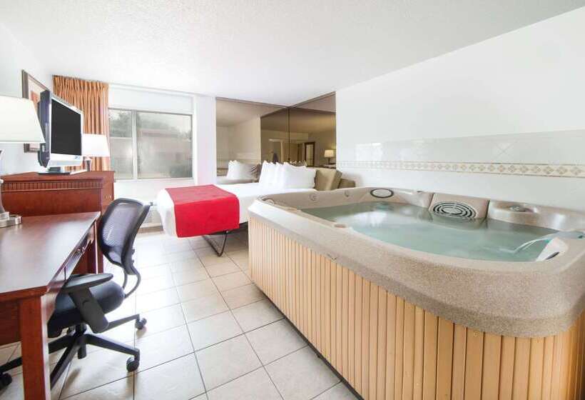 هتل Ramada By Wyndham Enid