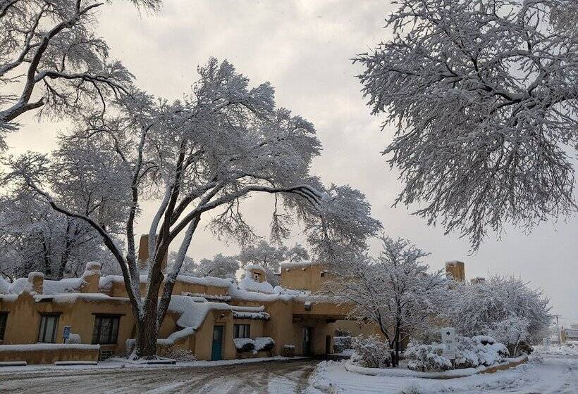 هتل Sagebrush Inn & Suites