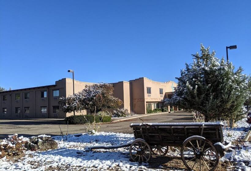 هتل Sagebrush Inn & Suites