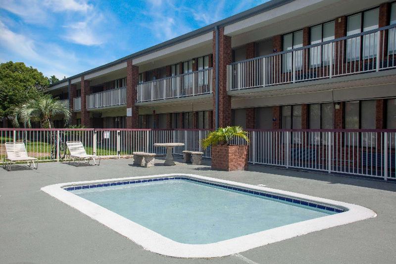 هتل Super 8 By Wyndham Mobile I65