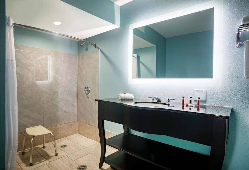 هتل Super 8 By Wyndham Mobile I65