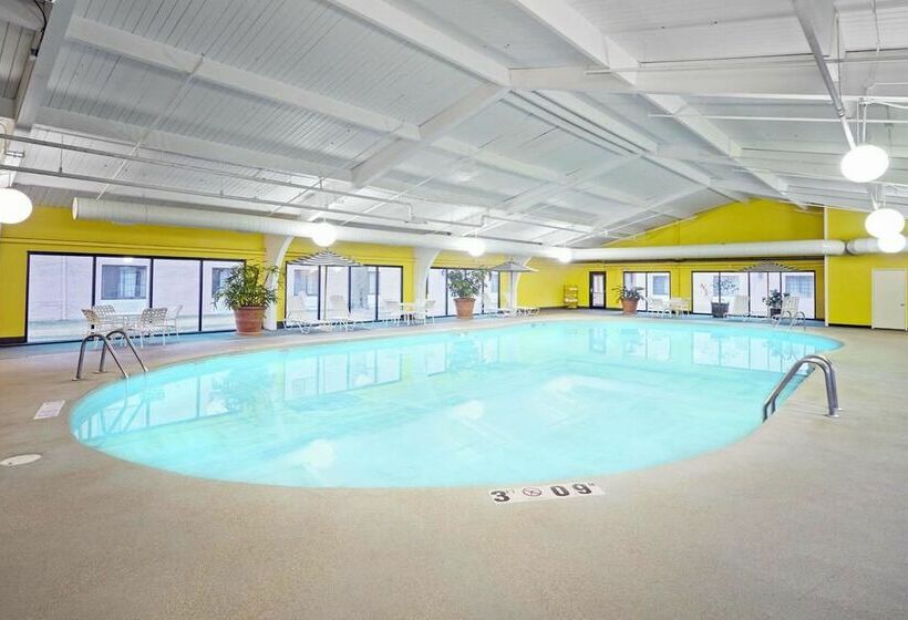 هتل Madison Plaza