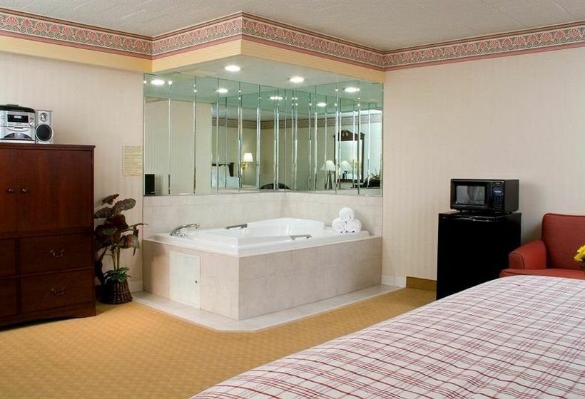 Отель Ramada By Wyndham Greensburg  & Conference Center