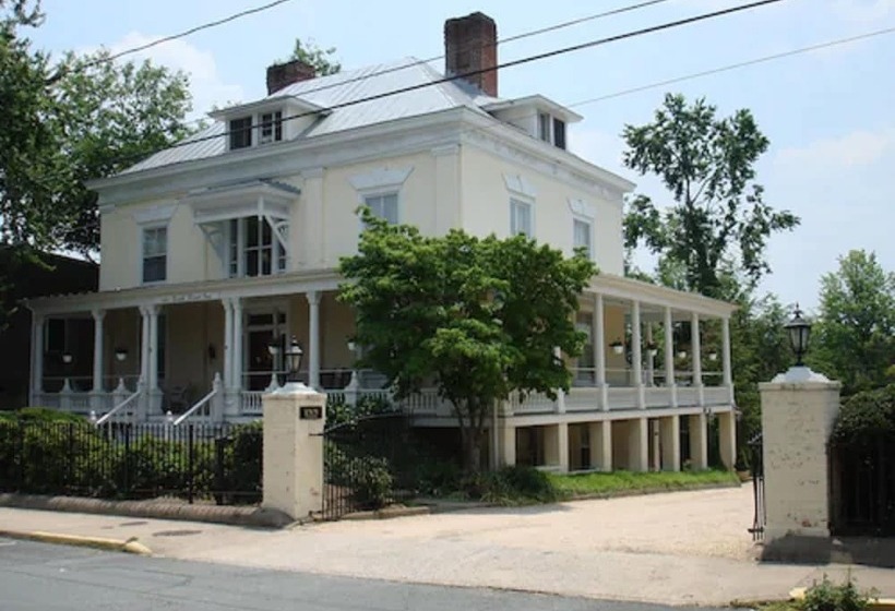هتل 200 South Street Inn