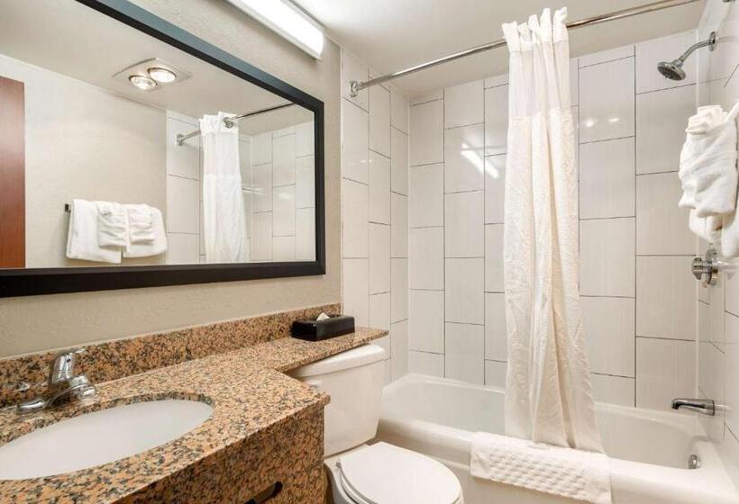 هتل Americinn By Wyndham Grand Rapids Airport North