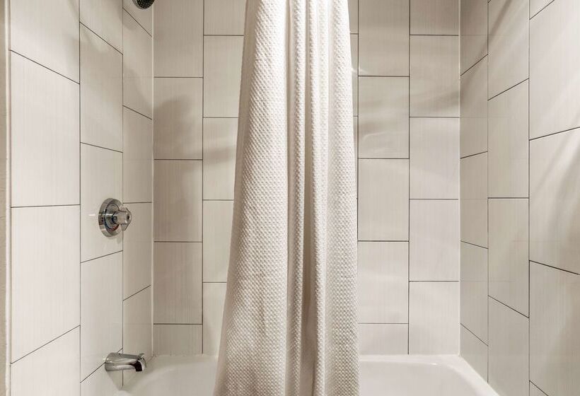 هتل Americinn By Wyndham Grand Rapids Airport North
