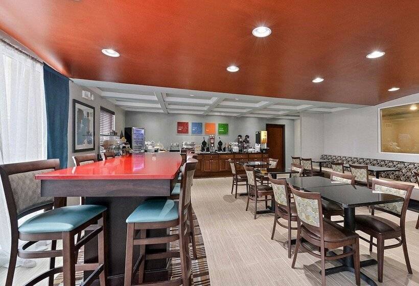 هتل Comfort Inn & Suites Springfield I55