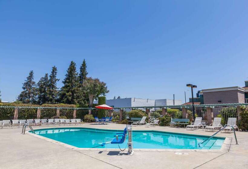 בית מלון כפרי Days Inn & Suites By Wyndham Sunnyvale