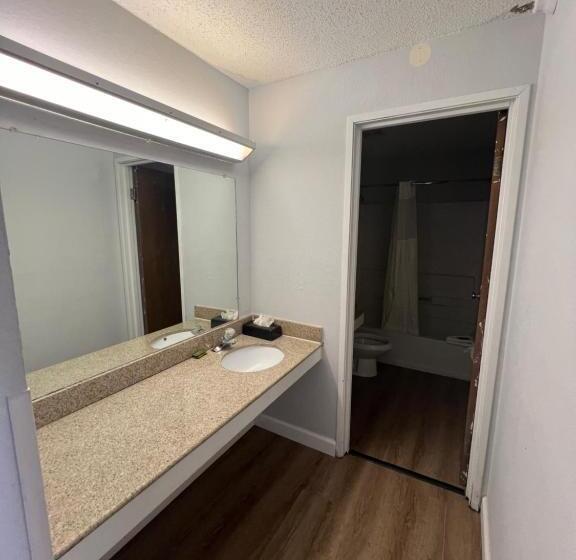 호텔 Economy 7 Inn   Norfolk