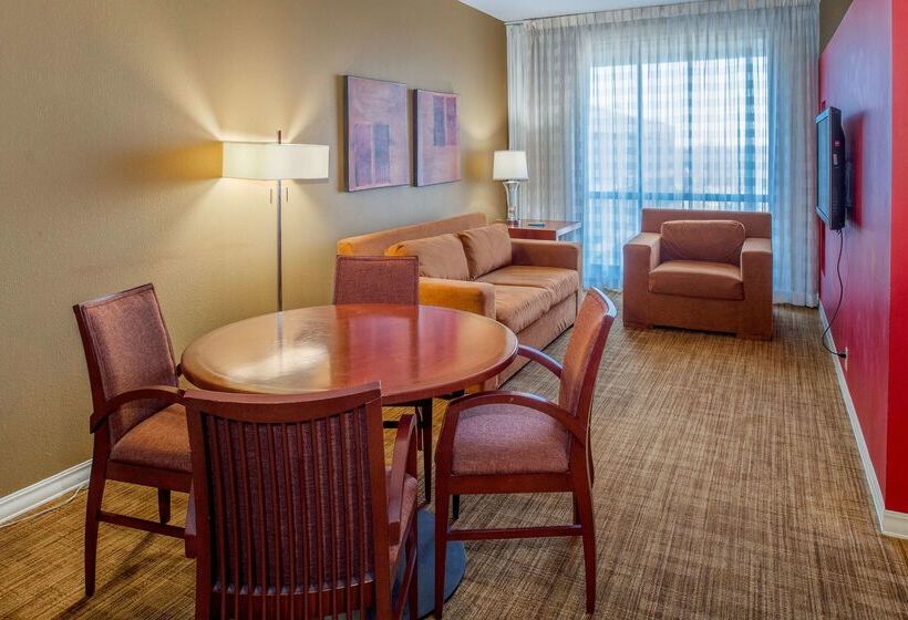 هتل Hilton St. Louis Airport