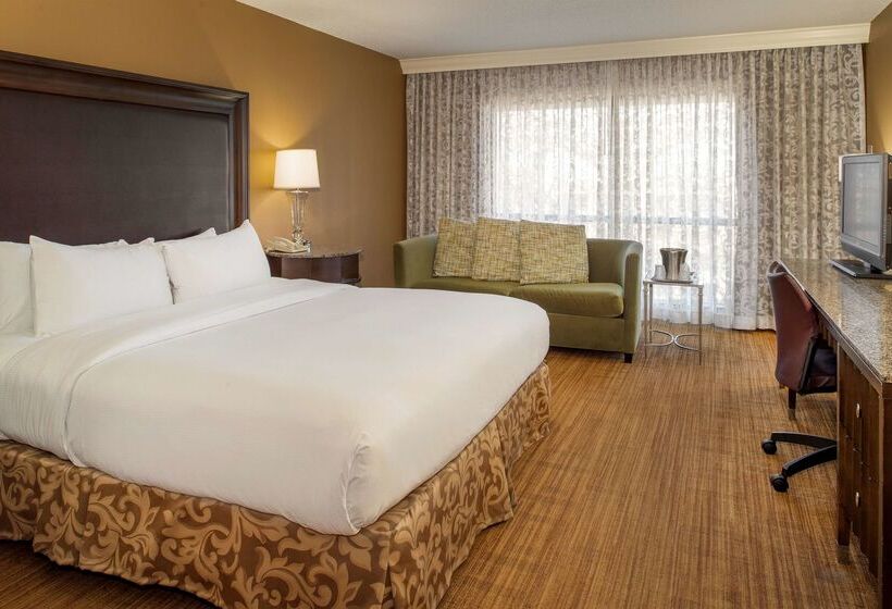 هتل Hilton St. Louis Airport