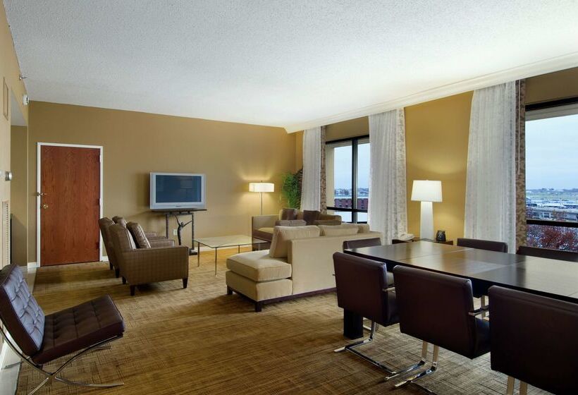 هتل Hilton St. Louis Airport
