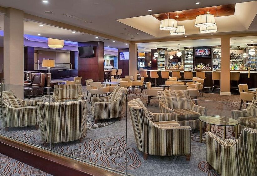 هتل Hilton St. Louis Airport