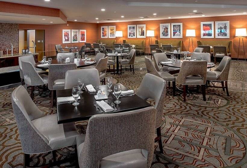 هتل Hilton St. Louis Airport