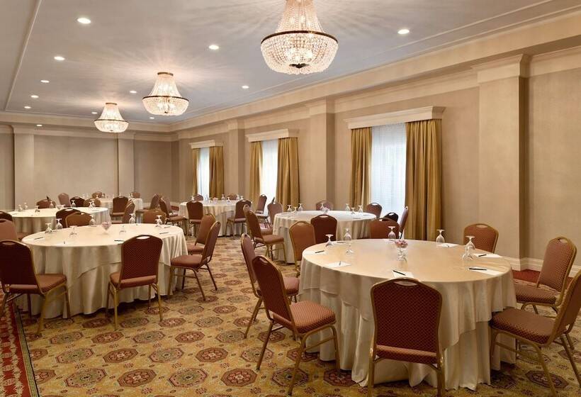 هتل Hilton St. Louis Frontenac