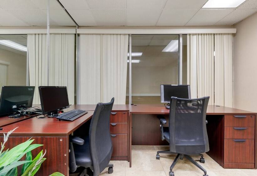 ホテル Quality Inn & Suites Conference Center