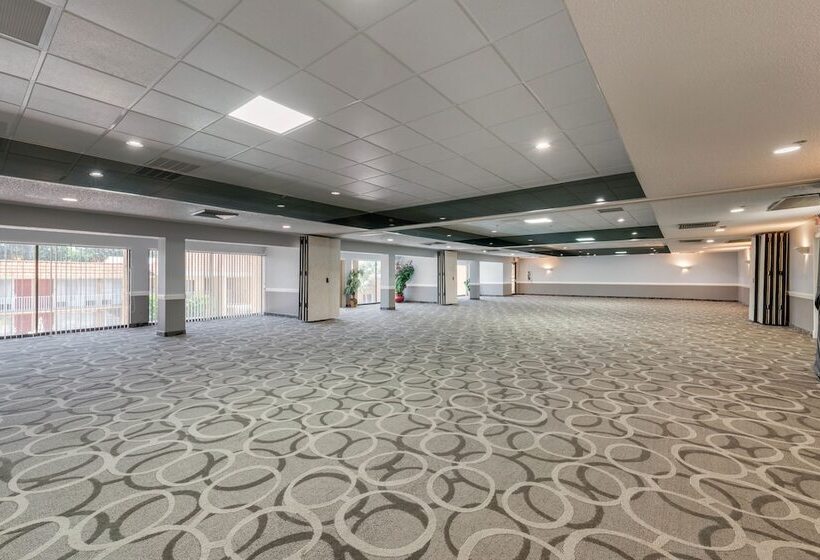 ホテル Quality Inn & Suites Conference Center