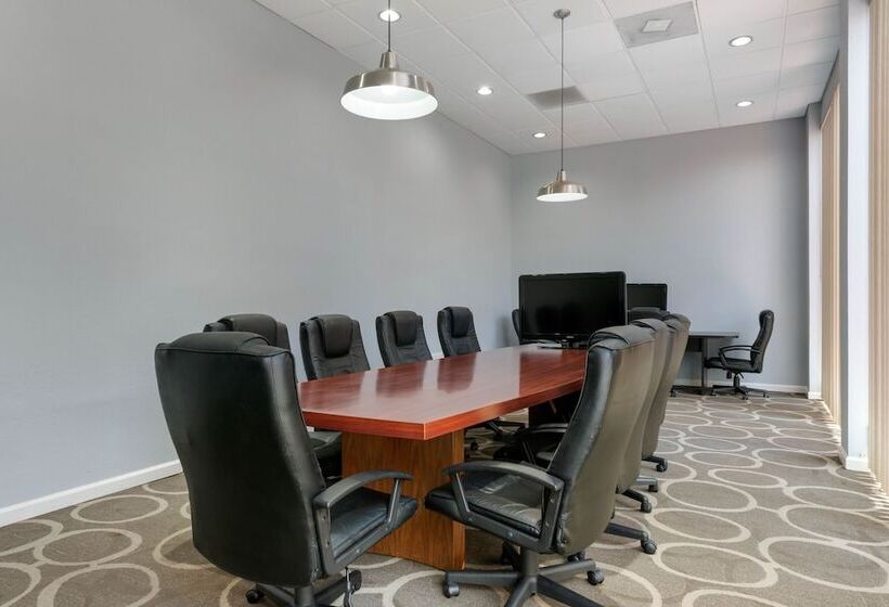 ホテル Quality Inn & Suites Conference Center