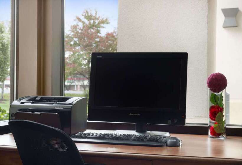 هتل Ramada By Wyndham Newark/wilmington